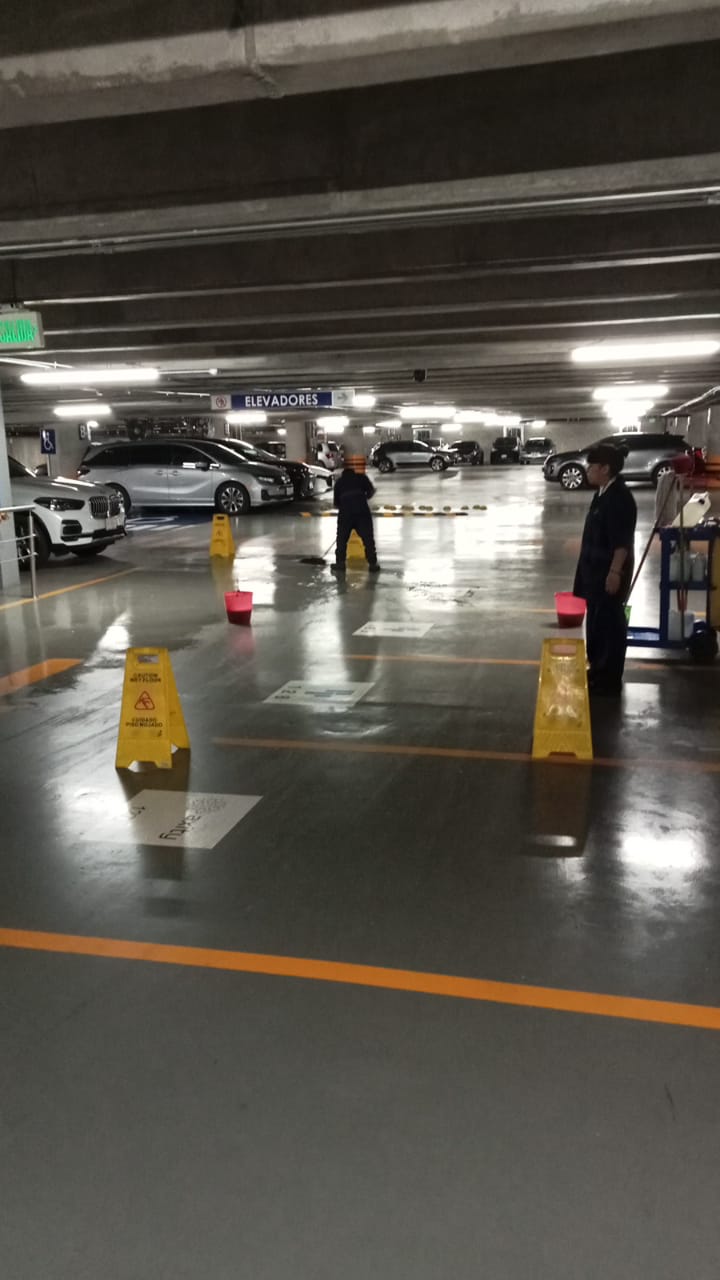 Por qué la limpieza diaria es esencial para instalaciones comerciales de alto tráfico