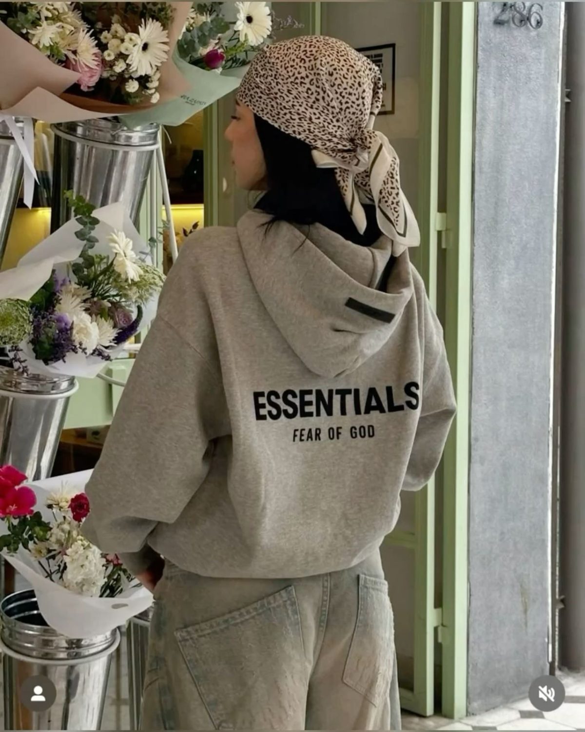 Sudadera con capucha essentials vs. sudadera clásica: ¿Cuál es la mejor opción para la comodidad diaria?